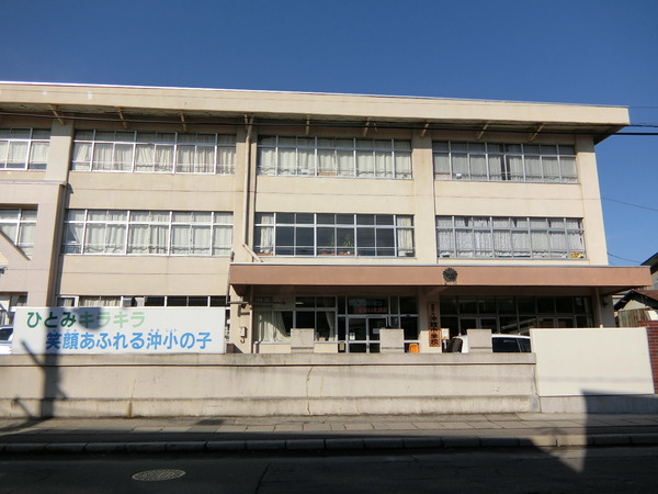 青森市富田２丁目のアパート(青森市立沖館小学校)