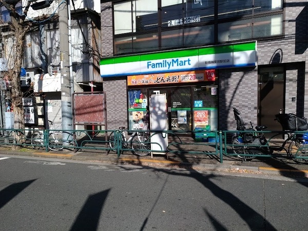 神楽サカス(ファミリーマート新宿神楽坂駅前店)