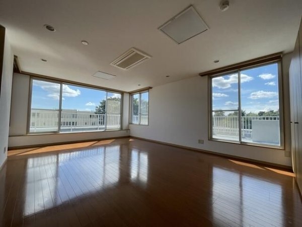 イーストヴァリュー弦巻(リビング)