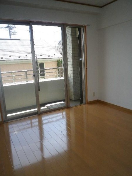 ＷＩＳＴＥＲＩＡ　ＫＯＭＡＺＡＷＡ