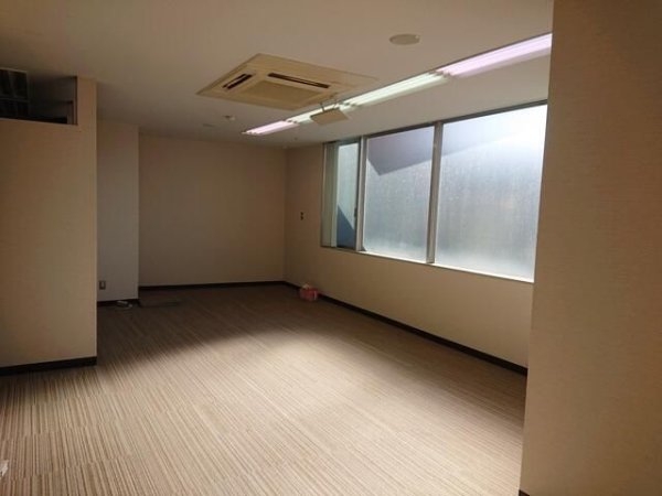 スタッフハウスビル