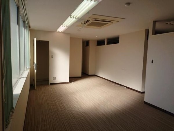 スタッフハウスビル