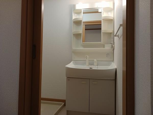 中央市西花輪のアパート