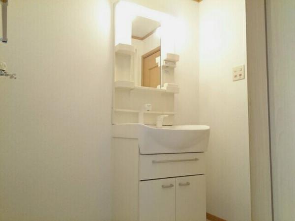 甲州市塩山小屋敷のアパート