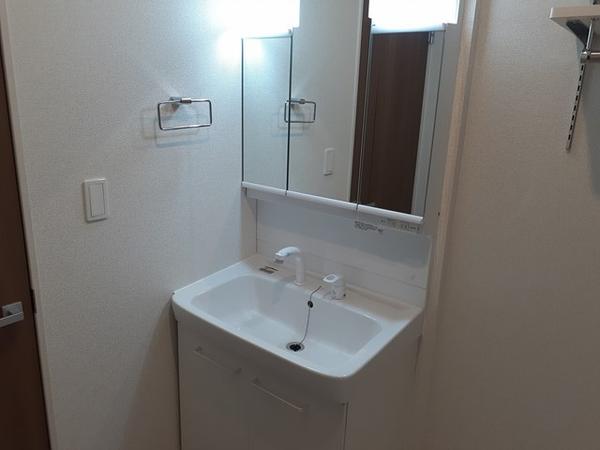 中央市西花輪のアパート