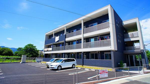甲州市塩山下塩後のマンション