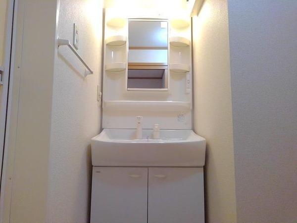 中央市西花輪のアパート