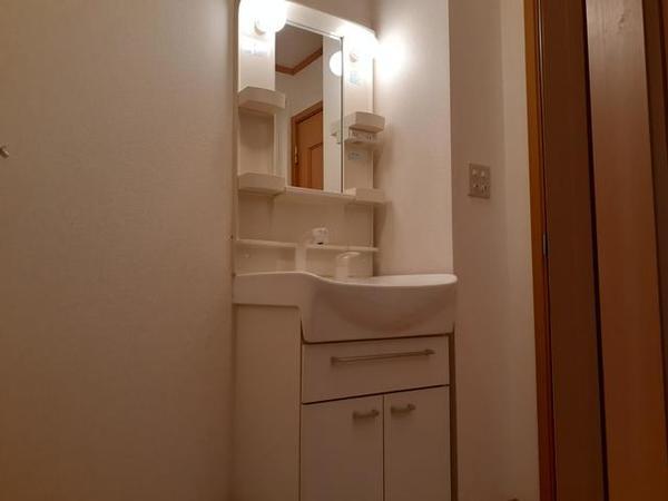 中央市西花輪のアパート