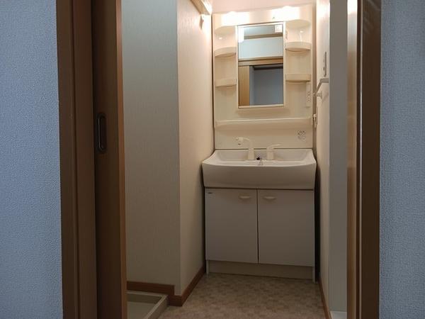 中央市西花輪のアパート