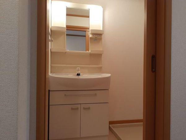 中央市西花輪のアパート