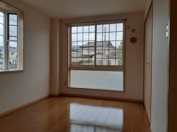 中央市西花輪のアパート