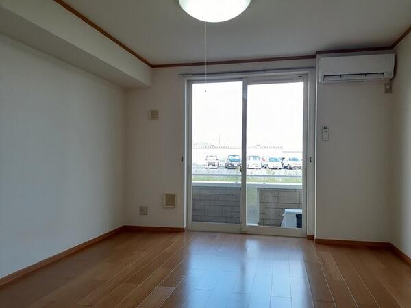 中央市西花輪のアパート