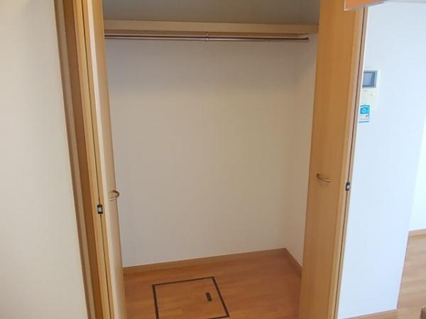 中央市西花輪のアパート