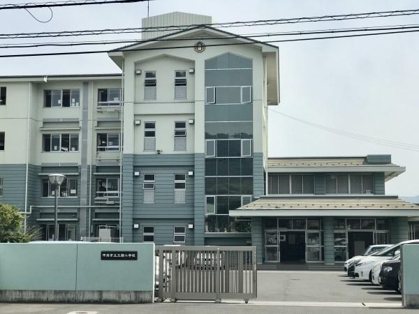 甲府市国玉町のアパート(甲府市立玉諸小学校)