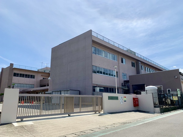 甲府市山宮町のアパート(甲府市立羽黒小学校)