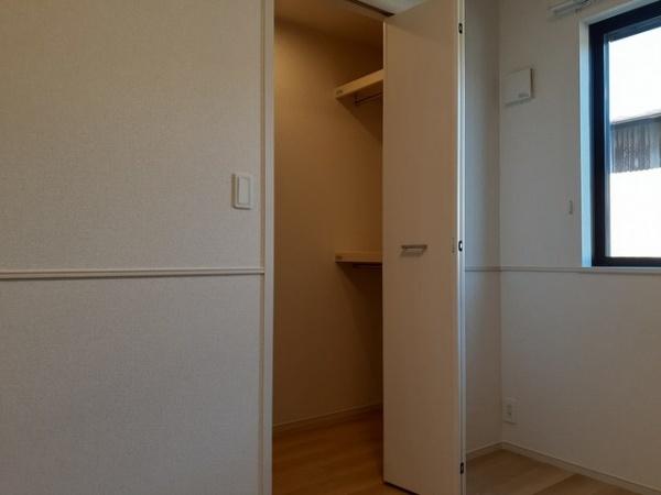 中央市西花輪のアパート