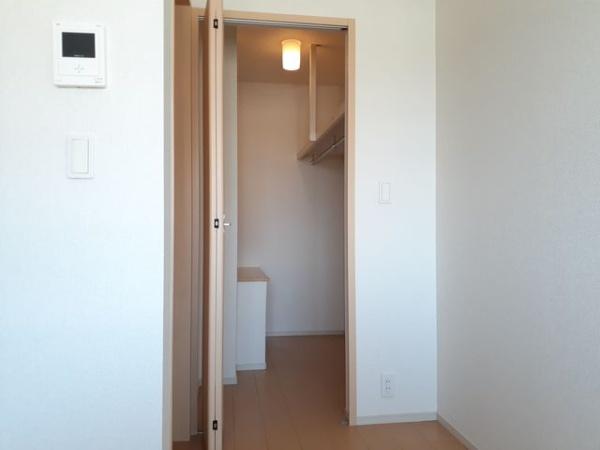 中央市西花輪のアパート