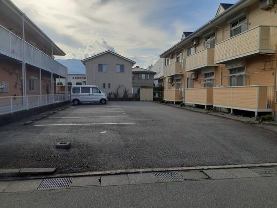 中央市西花輪のアパート