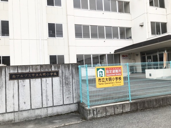 南アルプス市鮎沢のアパート(南アルプス市立大明小学校)