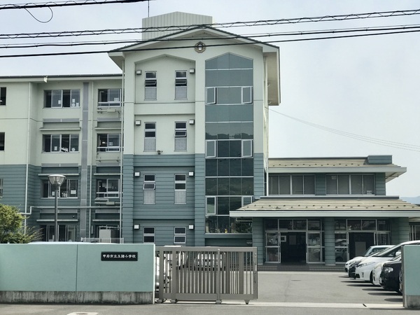 甲府市向町のアパート(甲府市立玉諸小学校)