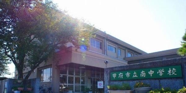 甲府市里吉３丁目のアパート