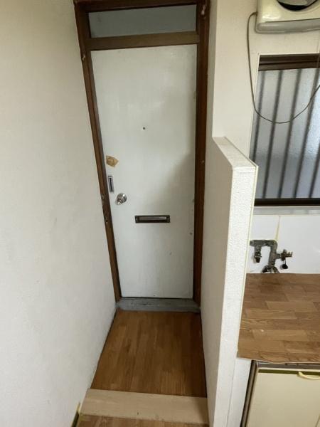 岸里マンション(玄関)