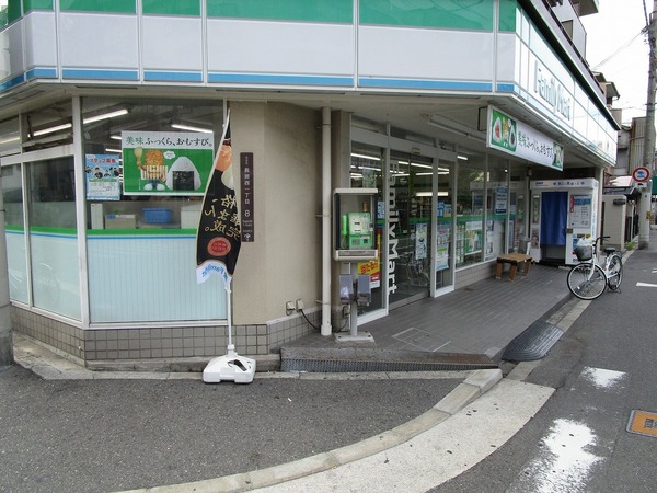 大領4丁目テラスハウス(ファミリーマート)