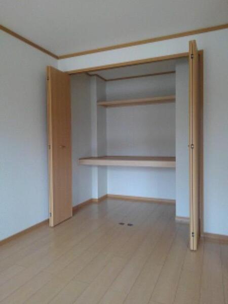 アヴニールヴィラ栂前B(収納)