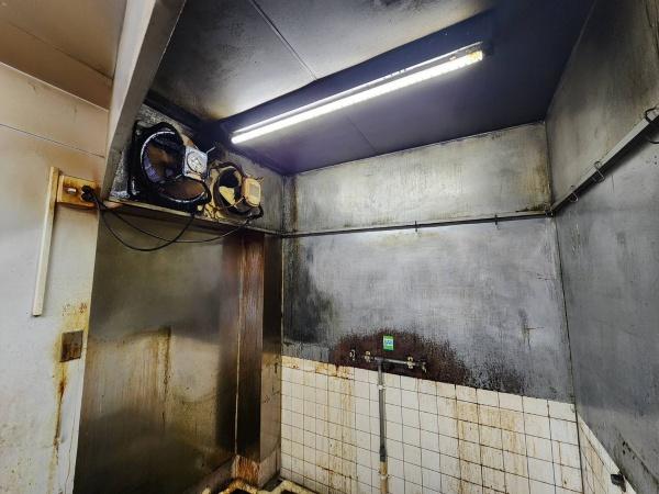 壱番街ビル階段下店舗