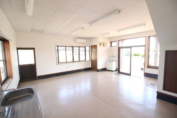 都城市志比田町の店舗（建物一部）
