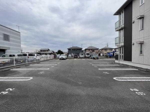 グランシャリオ 守山市播磨田町(駐車場)