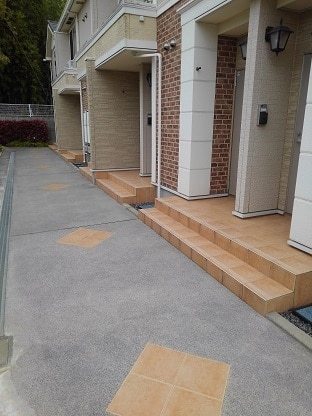 アゲイン(エントランス)