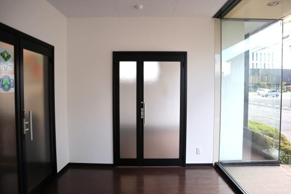 栃木市河合町 貸事務所 橋本ビル1F(玄関)