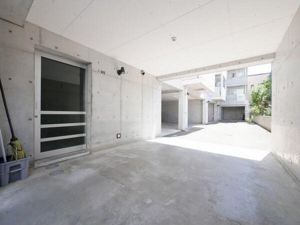 札幌市中央区南二十条西8丁目のマンション(駐車場)