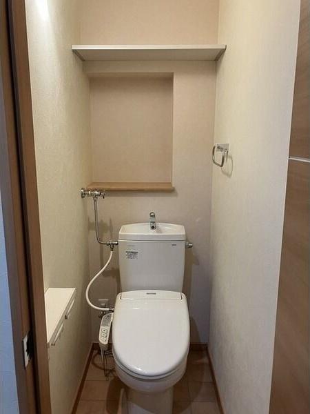 札幌市白石区栄通9丁目のアパート(トイレ)