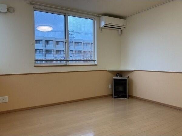 札幌市白石区栄通9丁目のアパート(リビング)