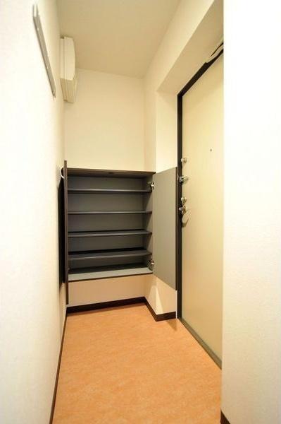 札幌市豊平区豊平三条1丁目のマンション(玄関)