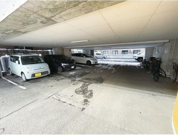 札幌市豊平区平岸五条7丁目のマンション(駐車場)