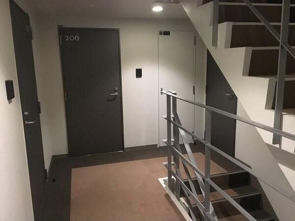 札幌市東区北二十四条東13丁目のマンション(エントランス)