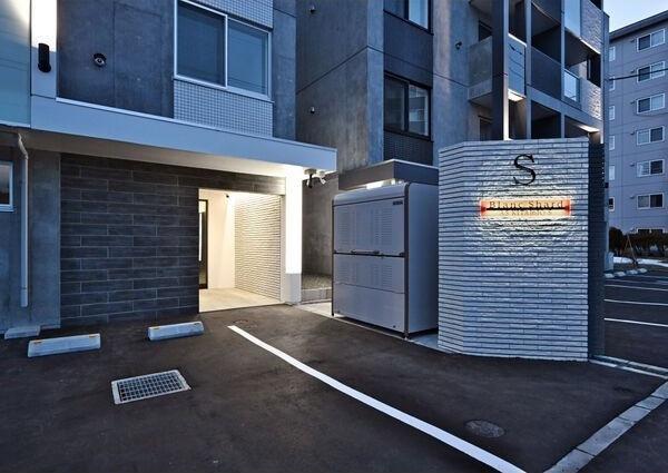 札幌市東区北十六条東1丁目のマンション(玄関)