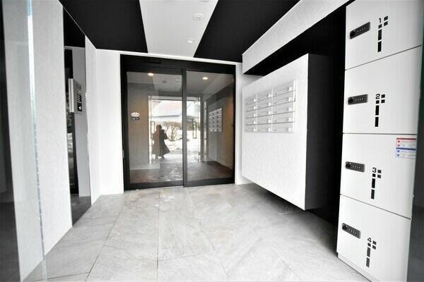 札幌市西区発寒三条5丁目のマンション(エントランス)