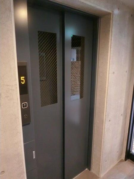 札幌市中央区北五条西13丁目のマンション(エントランス)