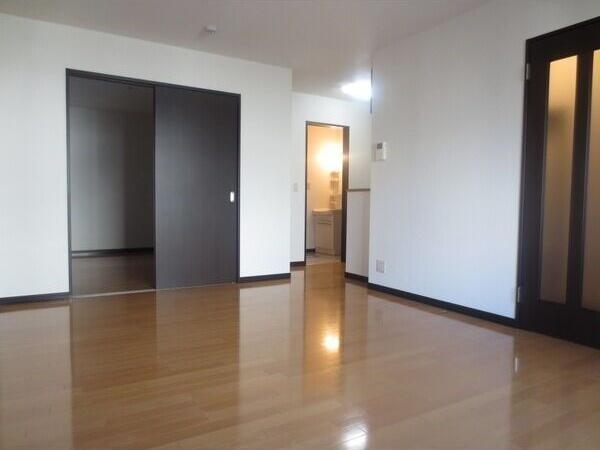 札幌市東区北二十七条東10丁目のアパート(リビング)