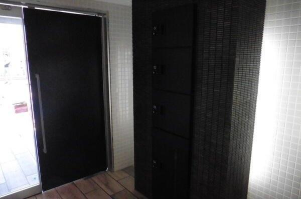 札幌市中央区南六条西21丁目のマンション(玄関)