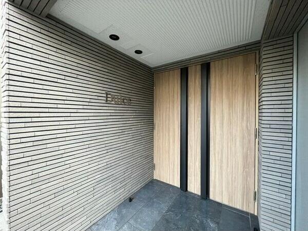 札幌市中央区南十四条西16丁目のマンション(エントランス)