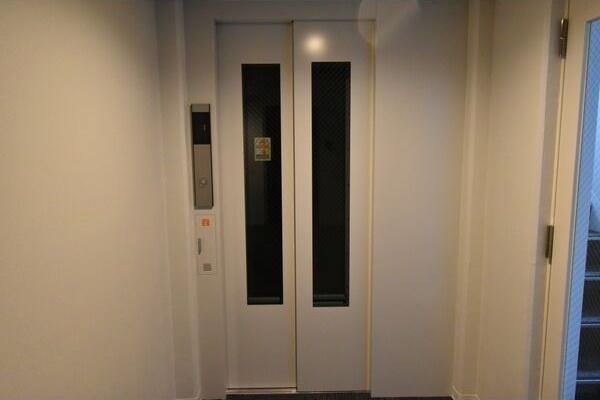 札幌市中央区北三条東6丁目のマンション(エントランス)