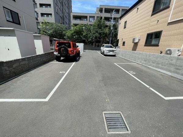 札幌市西区二十四軒四条3丁目のマンション(駐車場)