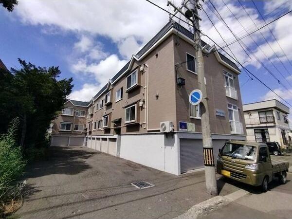 札幌市白石区北郷二条3丁目のアパート