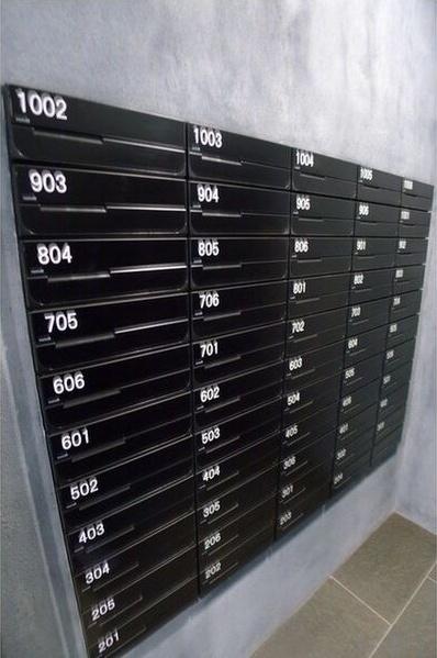 F006